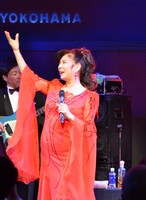2月29日に行われた八代亜紀「哀歌～Premium Night～ at MOTION BLUE YOKOHAMA」の様子。（写真提供：日本コロムビア）