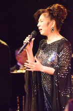 2月29日に行われた八代亜紀「哀歌～Premium Night～ at MOTION BLUE YOKOHAMA」の様子。（写真提供：日本コロムビア）