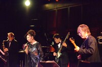 2月29日に行われた八代亜紀「哀歌～Premium Night～ at MOTION BLUE YOKOHAMA」の様子。（写真提供：日本コロムビア）