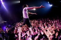 2015年12月に東京・Zepp DiverCity TOKYOで行われたドレスコーズのライブの様子。（Photo by HAJIME KAMIIISAKA）