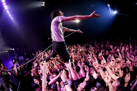 2015年12月に東京・Zepp DiverCity TOKYOで行われたドレスコーズのライブの様子。(Photo by HAJIME KAMIIISAKA)