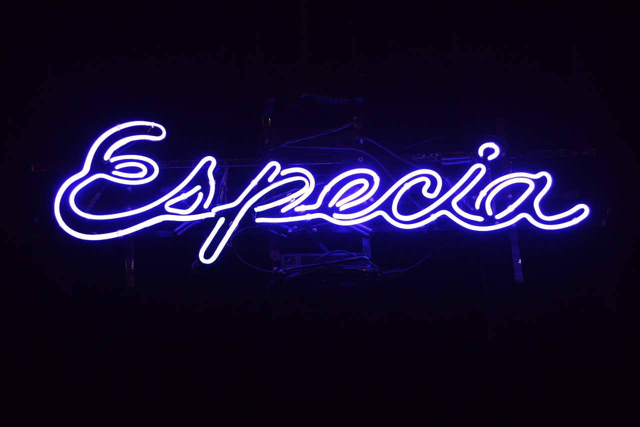ステージに飾られた電飾の「Especia」ロゴ。