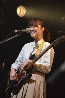 吉澤嘉代子のサポートを務めた弓木英梨乃（KIRINJI）。