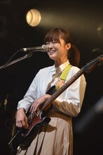 吉澤嘉代子のサポートを務めた弓木英梨乃（KIRINJI）。