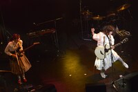 弓木英梨乃（左）と吉澤嘉代子（右）によるパフォーマンスの様子。