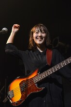 バンド「なんばパークス」でベースを務めるシンガーソングライターおかもとえみ。