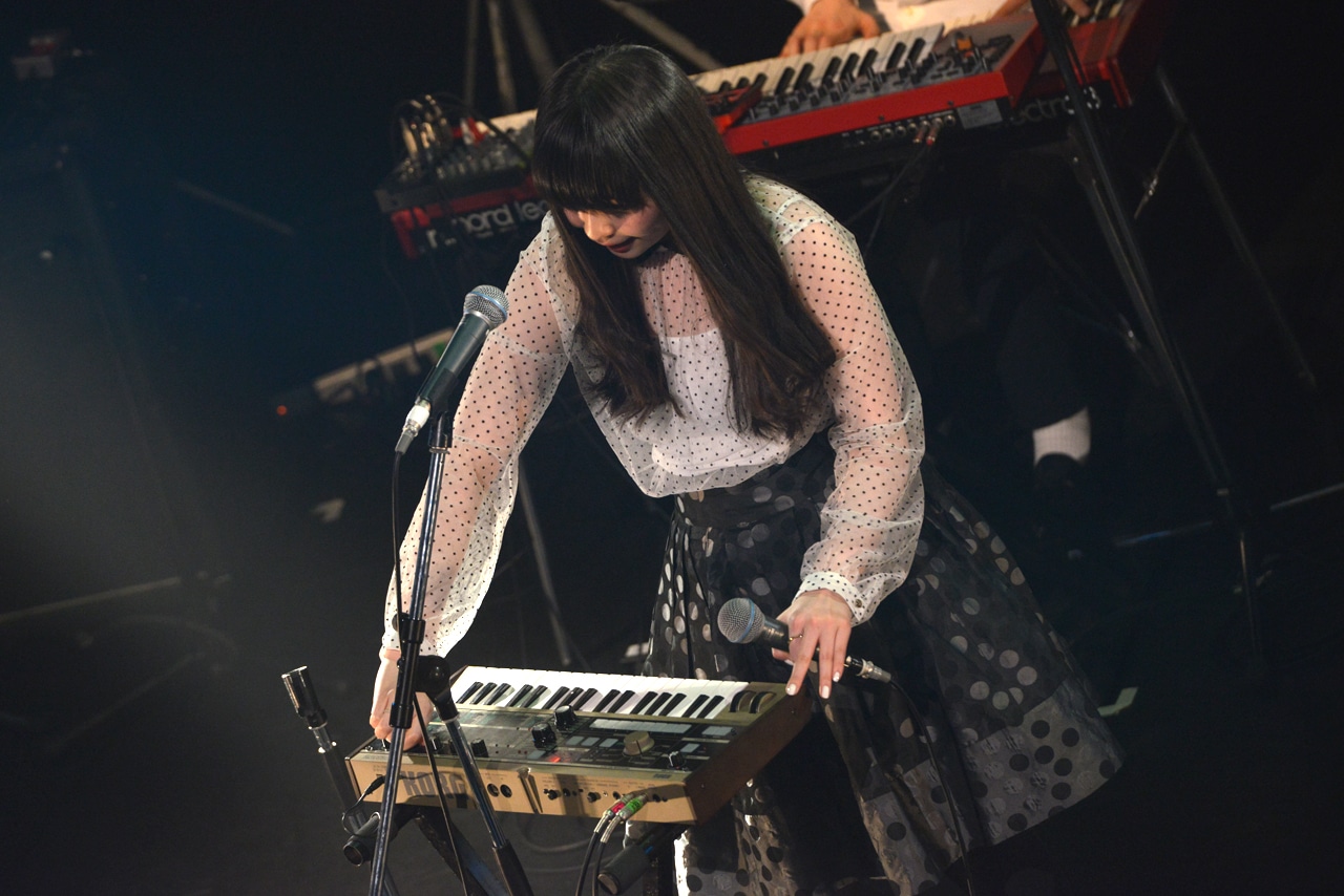 シンセサイザーを演奏する南波志帆。