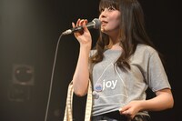 Tシャツ、バッジ、トートバックといったsparkjoy recordsオリジナルグッズを1つずつ紹介し、巧みな話術で購買意欲を刺激する南波志帆。