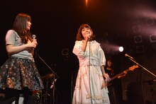 自身の楽曲「Bless You, Girls!」を歌う吉澤嘉代子（右）を見つめる南波志帆（左）。