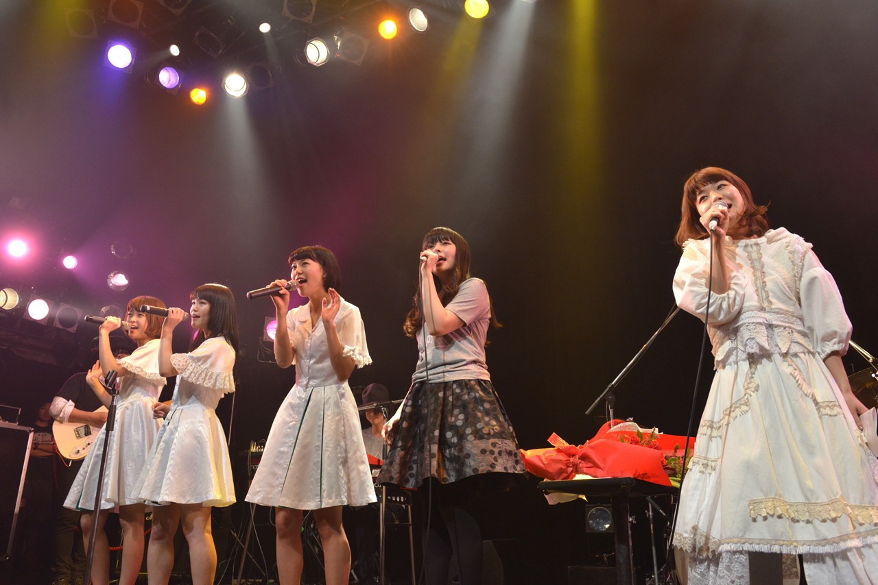 「Bless You, Girls!」を歌うNegicco、南波志帆、吉澤嘉代子（左から）。