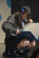 ファンの写真を集めたアルバム「食いしん坊図鑑」を見る東理紗。