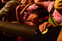 最前列でライブを楽しむちびっ子。
