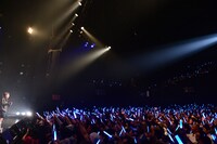 東理紗の誕生日を祝ってサプライズで青いサイリウムが炊かれたフロア。