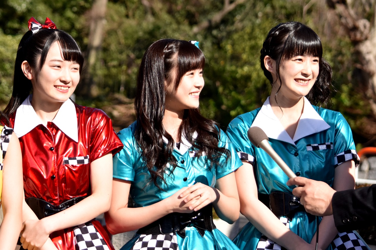 左から森戸知沙希、稲場愛香、嗣永桃子。
