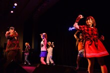 Especiaとナンブヒトシ（左端）によるコラボレーション。