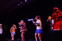 Especiaとナンブヒトシ（左端）によるコラボレーション。