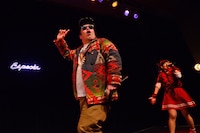 メンバー4人が乱入し盛り上がるフロアを眺めながらパフォーマンスするナンブヒトシ（左）と脇田もなり（右）。