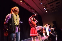 2曲を披露してステージを去るEspeciaとナンブヒトシ。