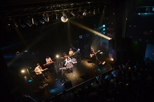 南波志帆となんばパークスによるパフォーマンスの様子。