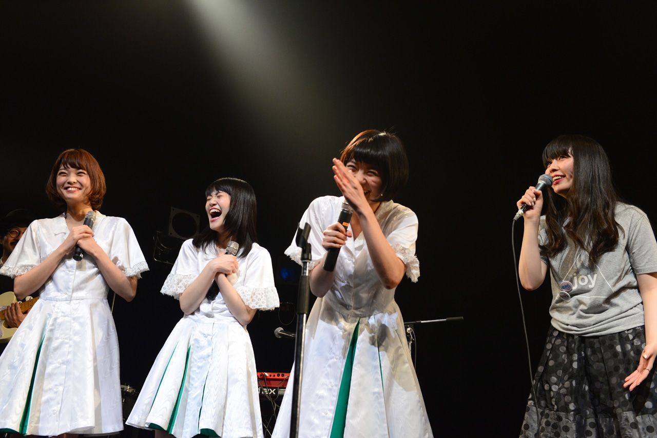 南波志帆（右端）とのやりとりで爆笑するNegicco。
