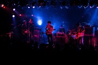 GRAPEVINEとSuchmosのセッションの様子。（撮影：日吉純平）