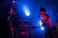 左からYONCE（Suchmos）、田中和将（GRAPEVINE）。（撮影：日吉純平）