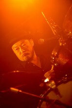 亀井亨（GRAPEVINE）（撮影：日吉純平）