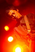 西川弘剛（GRAPEVINE）（撮影：日吉純平）