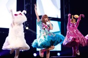「SPACE SHOWER MUSIC AWARDS」表彰式出演時のきゃりーぱみゅぱみゅ。（ステージ衣装：飯嶋久美子[スタイリスト＆衣装デザイナー]）