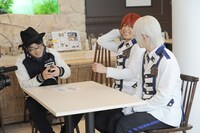 左から鈴木拓、神生アキラ、泉奏。