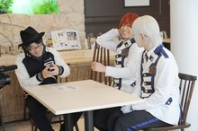 左から鈴木拓、神生アキラ、泉奏。