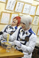 食レポに挑戦する泉奏（右）と神生アキラ（左）。