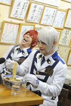 食レポに挑戦する泉奏（右）と神生アキラ（左）。