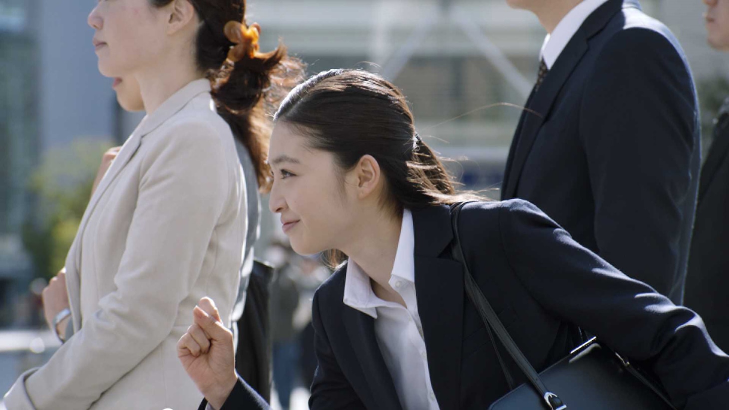三井住友銀行CM「新社会人」篇に出演する上西星来。
