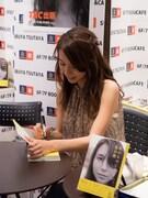 「私のものじゃない、私の歌」発売記念サイン会の様子。（写真提供：マガジンサミット）