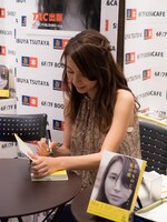 「私のものじゃない、私の歌」発売記念サイン会の様子。（写真提供：マガジンサミット）