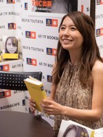 「私のものじゃない、私の歌」発売記念サイン会の様子。（写真提供：マガジンサミット）