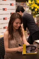 「私のものじゃない、私の歌」発売記念サイン会の様子。（写真提供：マガジンサミット）