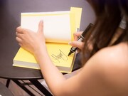 「私のものじゃない、私の歌」発売記念サイン会の様子。（写真提供：マガジンサミット）