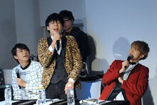 「バッタマン」のヘン顔を再現するユースケ（中央）。