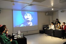 「バッタマン」でのユースケのヘン顔で盛り上がるメンバー。