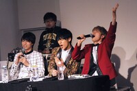 ライブを再現して歌声を披露するユーキ（右）。