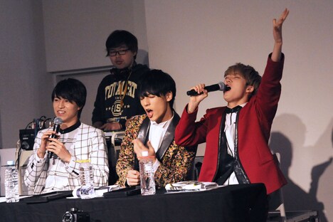 ライブを再現して歌声を披露するユーキ（右）。