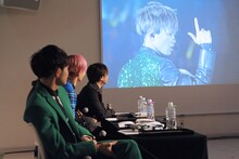 「超特急リアルタイム副音声上映会」の様子。