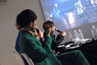 「Fantasy Love Train～君の元までつながるRail～」の映像を観ながら体を動かすタクヤ。