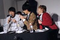 タカシ（左）を触るユースケ（中央）とユーキ（右）。