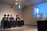 「fanfare」のコーイチの名場面を見つめるタクヤ、リョウガ、カイ、コーイチ。