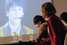 自身のMCを聞いて照れ笑いするユースケ（左）。