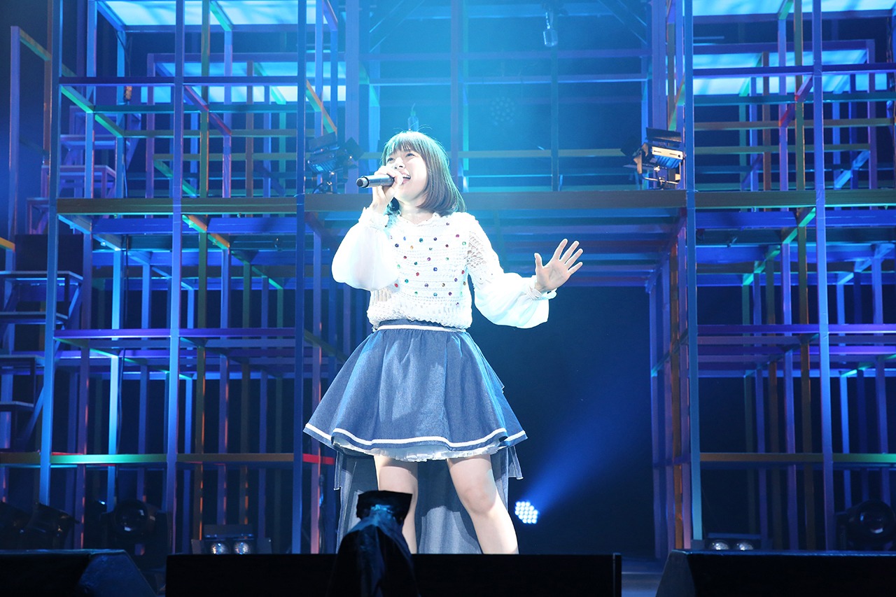 内田真礼のライブ「Hello, 1st contact!」の様子。（写真提供：ポニーキャニオン）