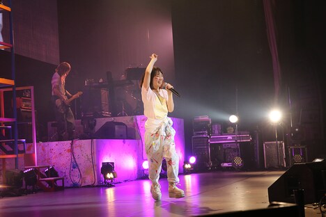 内田真礼「Hello, 1st contact!」のアンコールの様子。（写真提供：ポニーキャニオン）